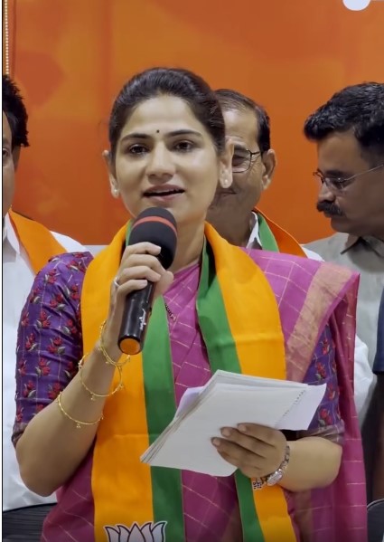 पहिलं पाऊल… नव्या जबाबदारीकडे. पुणे पदवीधर मतदारसंघातून उमेदवारीची जबाबदारी स्वीकारताना, हा केवळ एक नवा टप्पा नाही, तर शिक्षण, युवा आणि समाजासाठी अधिक जबाबदारीने काम करण्याची एक नवी संधी आहे.